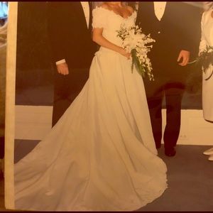 Wedding Dress (Vintage/Excellent Condition)